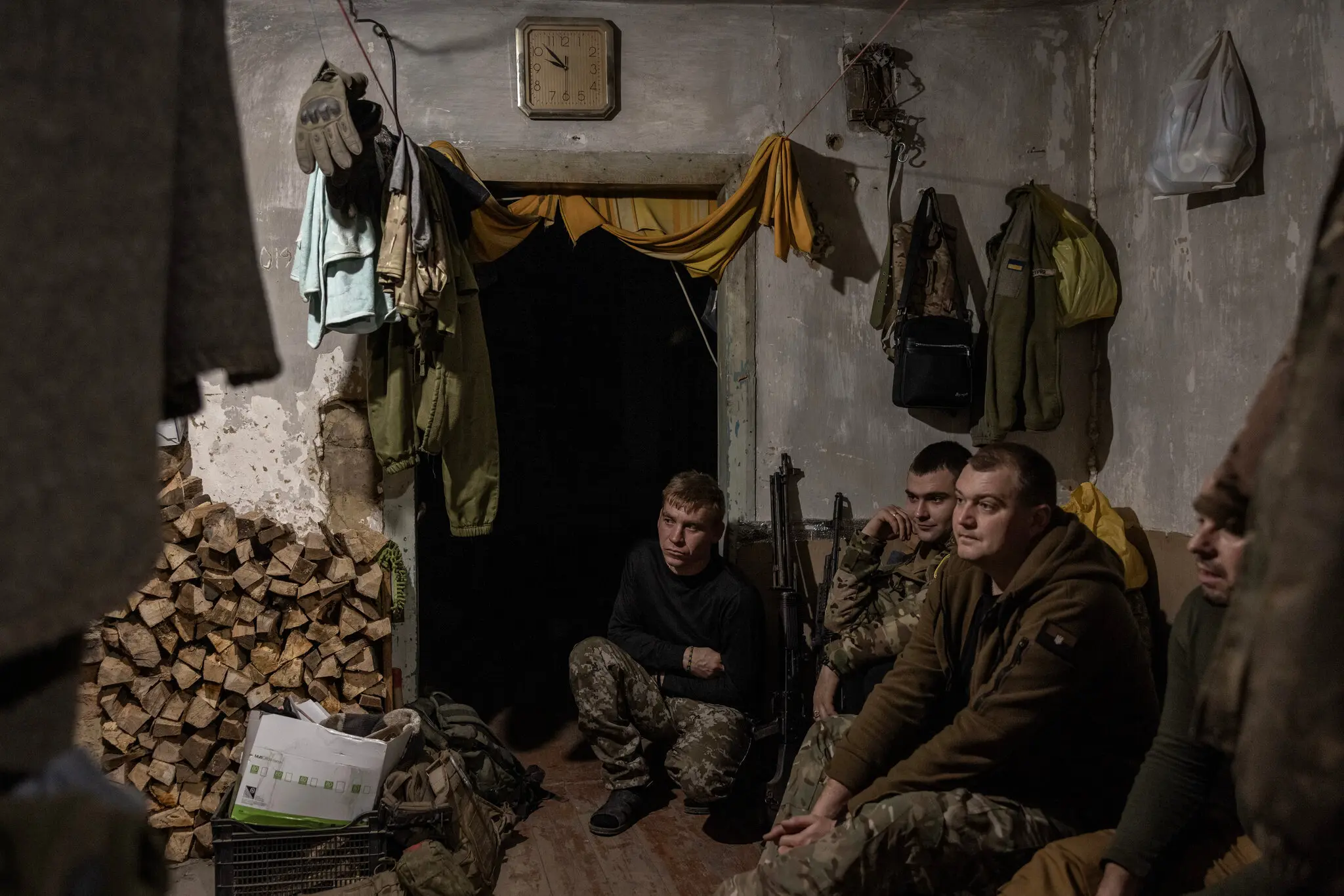 Українські військові з 47-ї бригади збираються напередодні Різдва на Коляду, традиційну зустріч друзів і сусідів, яка передбачає обмін добрими побажаннями, фірмовими стравами, маленькими подарунками та піснями, на військовій базі на сході Донецької област